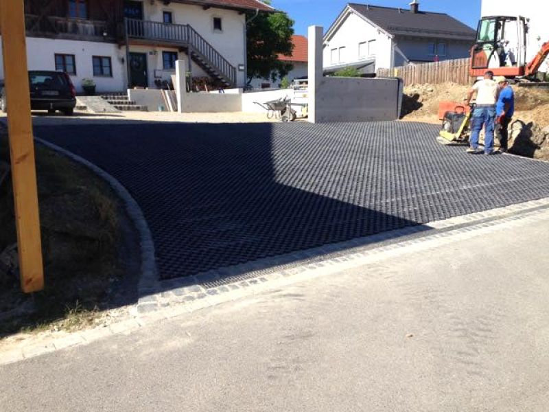 Verlegung des Ankergitter AG60 zur ökologischen und versiegelungsfreien Pflasterung einer Hofeinfahrt