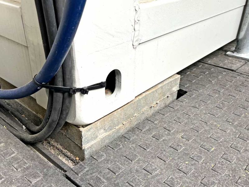 Nahaufnahme einer zurechtgeschnittenen Bodenmatte, um an einen Betonklotz gelegt zu werden