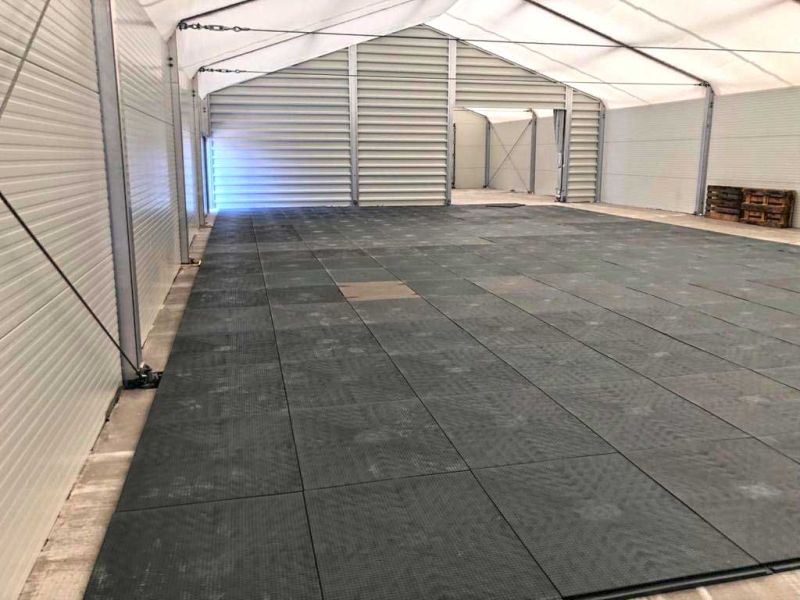 Verlegen von FastFloor-Bodenmatten zum Schaffen eines Zeltbodens