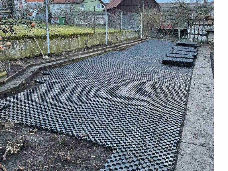 Sind Paddockplatten, die den Boden befestigen und abdecken, eine sinnvolle Lösung gegen das Aufwühlen und Scharren von Hühnern? Kurz und Knapp...