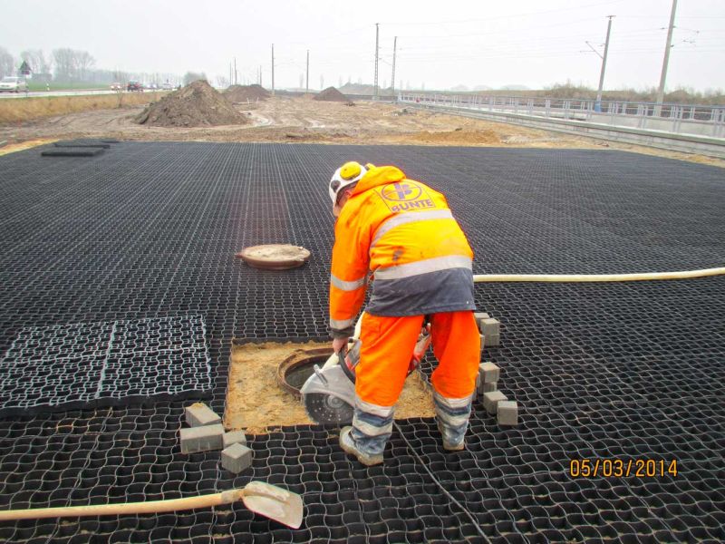 Verlegung des Bodengitter BG50 aus Kunststoff zur Bodenstabilisierung für ein Trogbauwerk