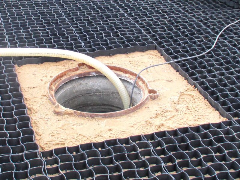 Verlegung des Bodengitter BG50 aus Kunststoff zur Bodenstabilisierung für ein Trogbauwerk