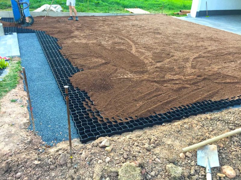 Begrünte Hofeinfahrt & Wohnwagen Stellplatz mit dem Bodengitter BG50 stabilisieren