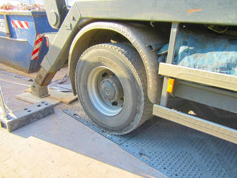 Fahrplatten als Pflasterschutz für eine temporäre LKW-Zufahrt