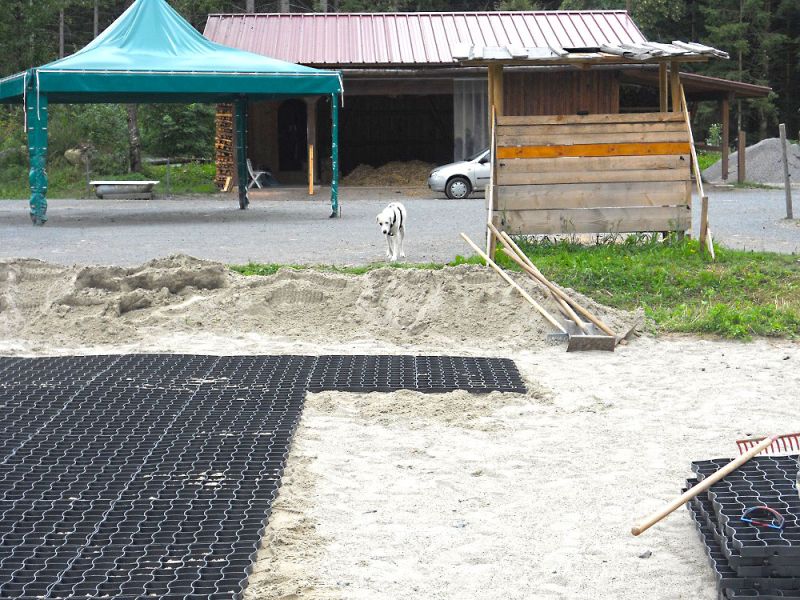 Verlegung des Bodengitter BG50 für die Herstellung eines neuen Reitplatz