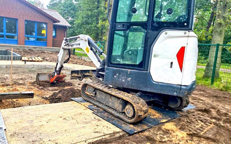 Fahrplatten als Pflasterschutz bei der Neuanlage eines Sandkasten & Bobbycarstrecke im Kindergarten Heemsen