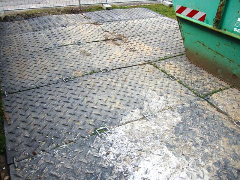 Fahrplatten als Containerstellplatz bei Gebäudesanierung