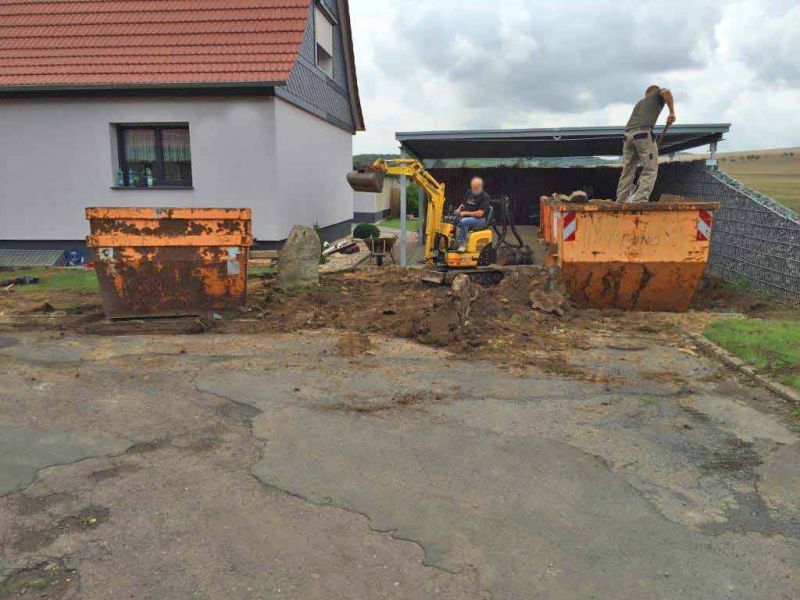 Moderne Umgestaltung: Steingarten & Carporteinfahrt mit stabilisiertem Kies