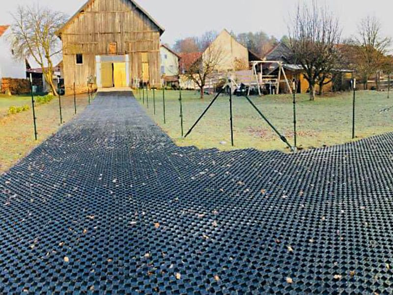 Anlegen eines stabilisierten und sicheren Weges für Pferde mit der Paddockplatte PP60