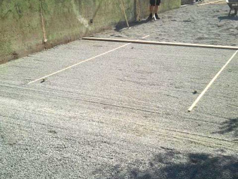 Verlegen des Bodengitter BG30 zur Bodenbefestigung vor einem Pferdestall