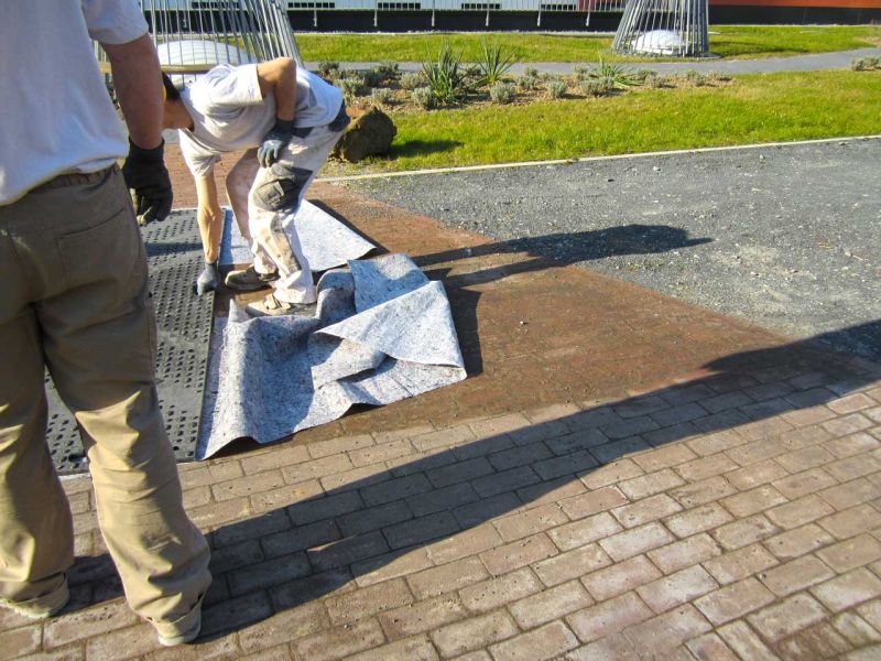 Fahrplatten als Pflasterschutz für eine temporäre LKW-Zufahrt