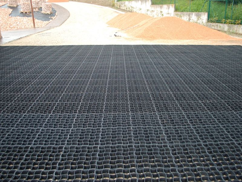 Große Fläche mit Bodengittern als Vorbereitung für eine Kiesbefüllung.