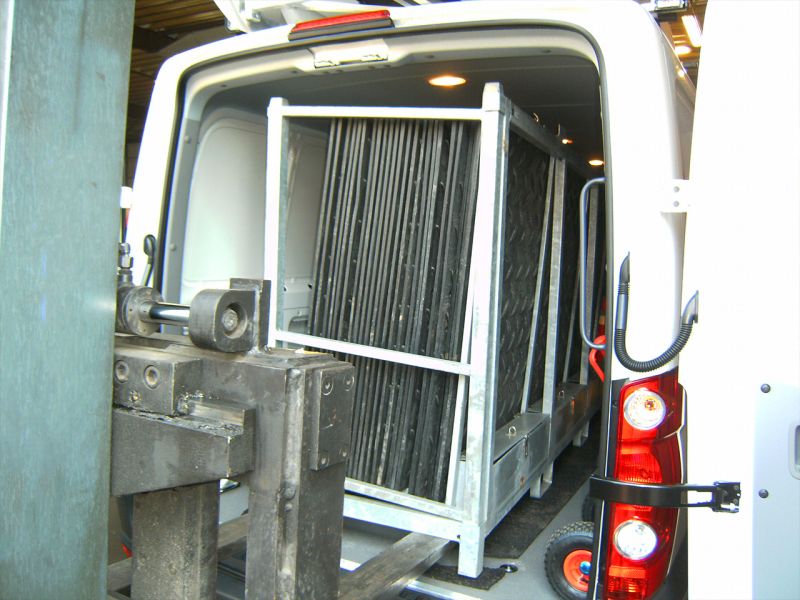 s:tek Bodenschutzplatten, MaxiTrack Schwerlast Fahrplatte und x:tek Fahrplatten aus Kunststoff für Begleitfahrzeuge im Schwertransport