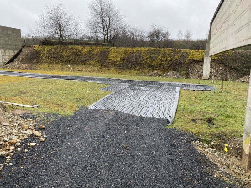 Verlegung eines Fahrweg mit der S:TEK Bodenschutzplatte zum Schutz des Rasen