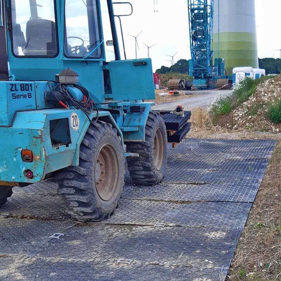 x:tek Fahrplatten aus Kunststoff mit beidseitiger Profilierung als Baustraße zum Bodenschutz und Flächenschutz und Pflasterschutz auf Baustellen.