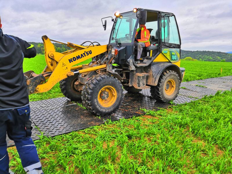 Verlegung eines mobilen Gehwegs mit der stek48 Hochleistungs-Bodenschutzplatten für Hessentag 2019 in Bad Hersfeld