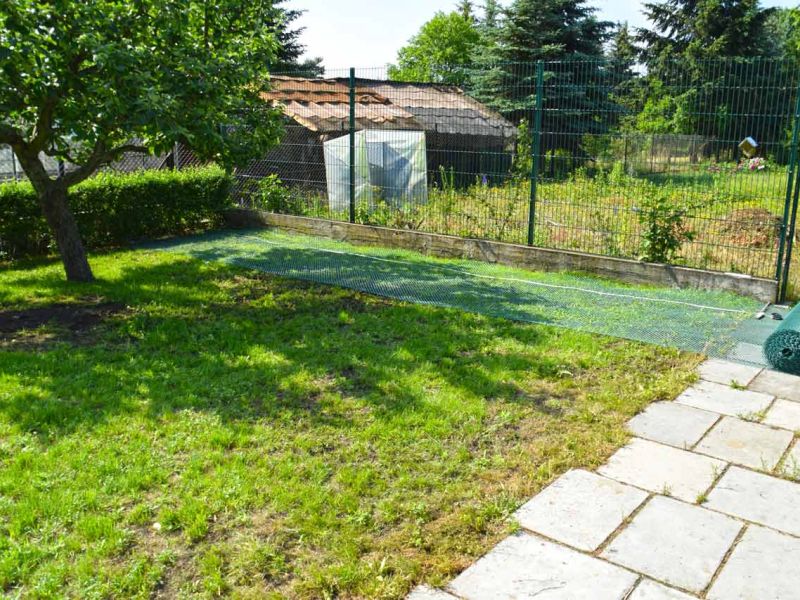 Wühlschutz und Buddelschutz für Hunde im Garten mit dem Rasennetz RN450