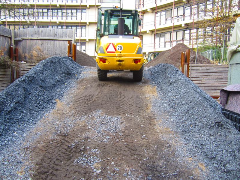 Radlader fährt über gesicherte Rampe auf das Dach für Begrünungsarbeiten