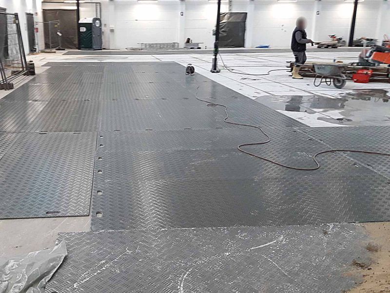 Zum Schutz von Betonböden können darauf Fahrplatten verlegt werden