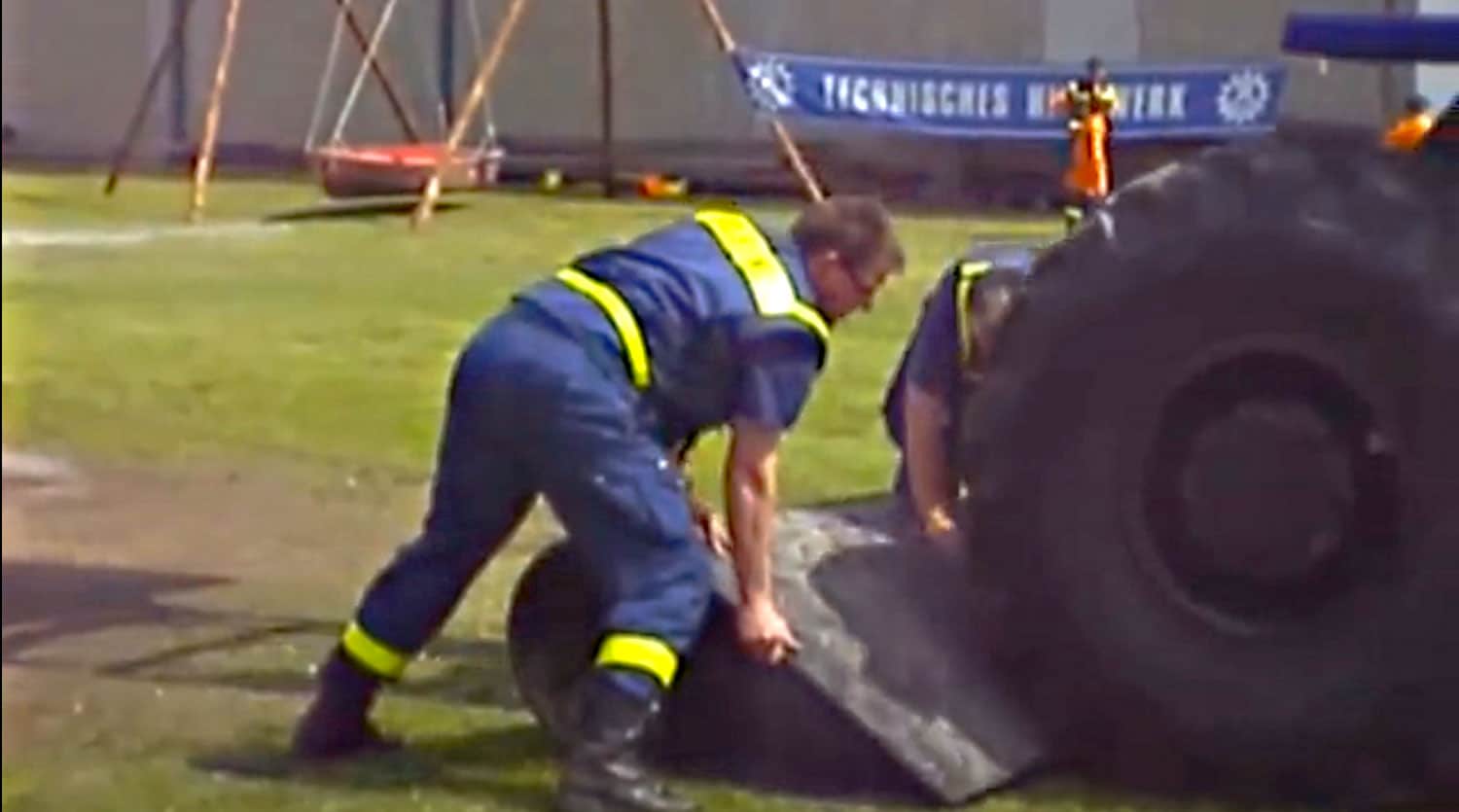 THW Einsatzkräfte testen die Stabilität einer Bodenschutzplatte