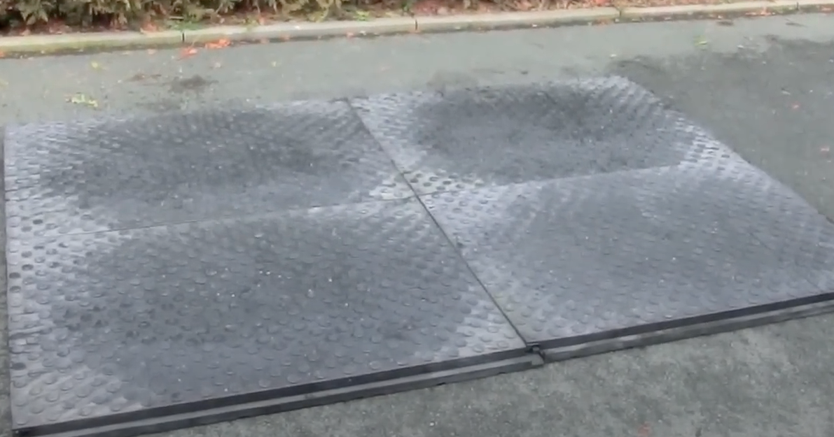 Verlegung von Bodenmatten als Stallboden für einen Pferdestall