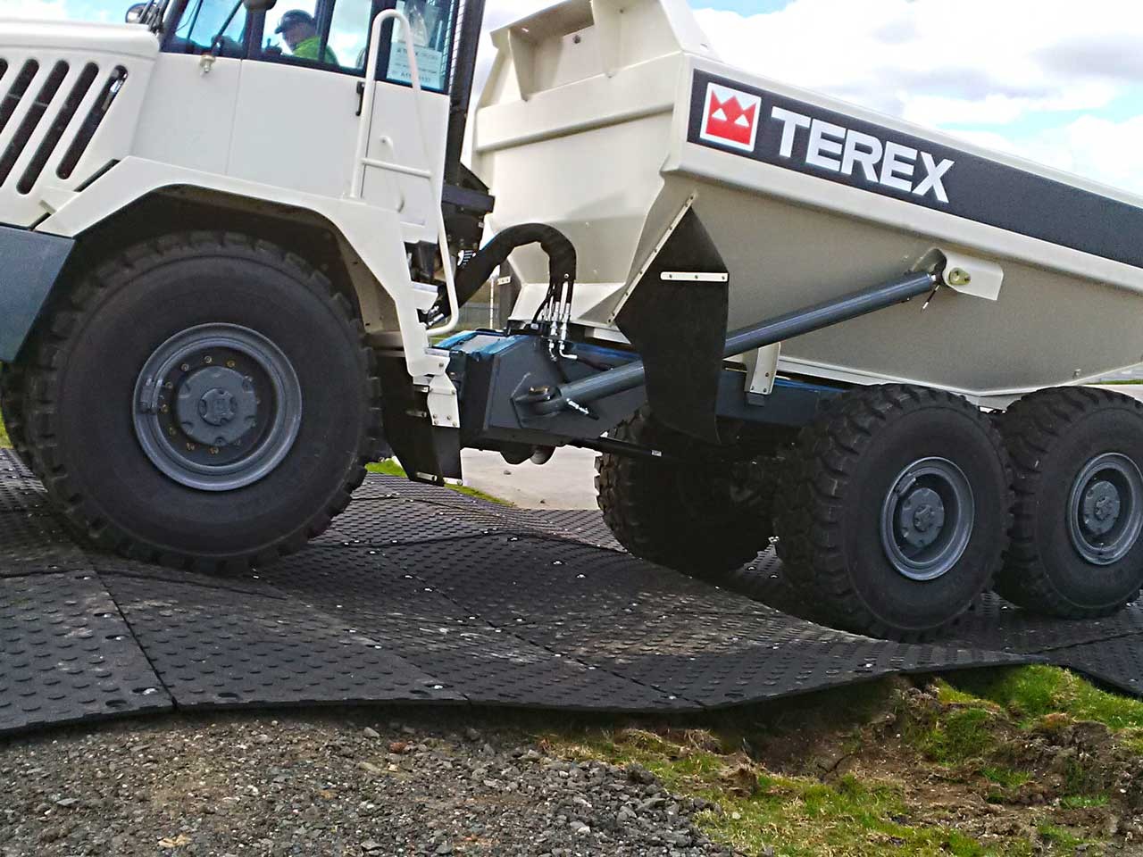 Ein Muldenkipper auf Schwerlast-Fahrplatten