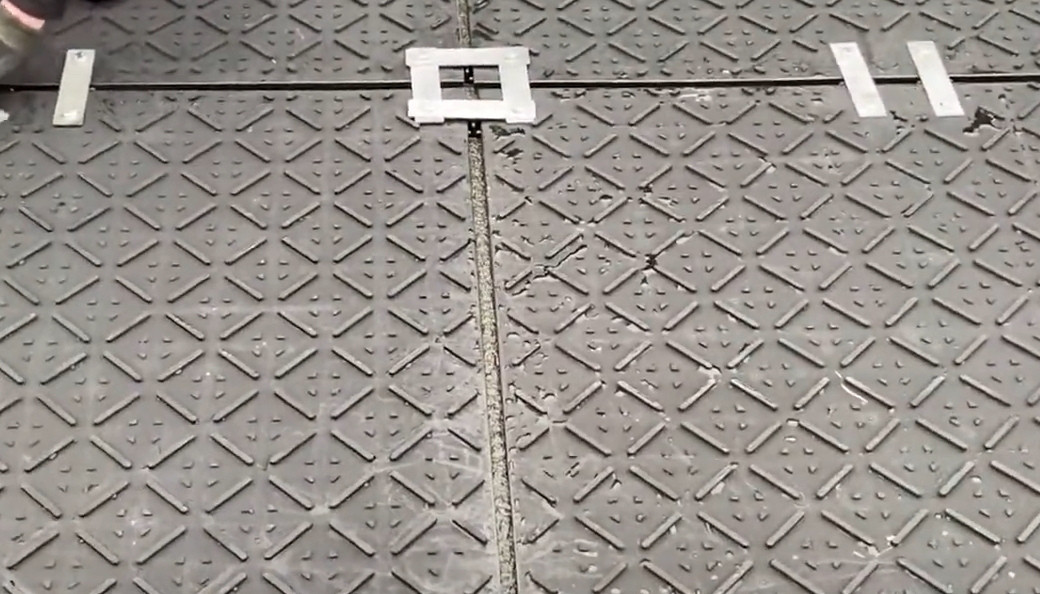 Plattenfläche im Vollverband mit Kreuzfuge für Plattform oder Fahrstraße verbunden