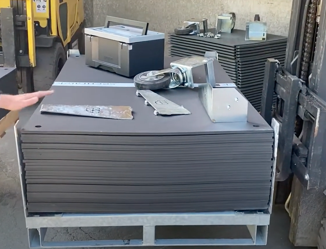 Worauf kommt bei Kauf von Fahrplatten-Sets an? Wir sagen Ihnen warum Grifflöcher keinen Sinn machen, worauf es beim Verbinden der Platten ankommt, und welche Vorteile unsere SmartStore Transportgestell bietet.