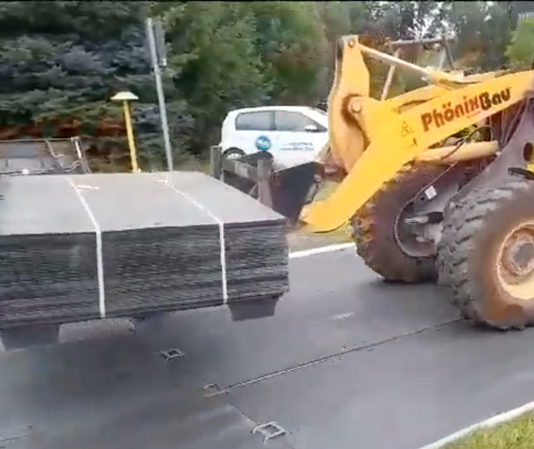 3-spurige Baustrasse für ökologische Ausgleichmaßnahmen der Bachverrohrung entlang der Autobahn A72