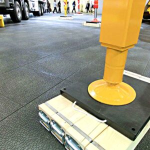 Langlebige & robuste Stützplatten aus Kunststoff als lastverteilende, stoßdämpfende, anti-rutsch Unterlage mit passgenauer Ausfräsung für Stützfüße