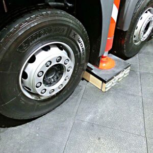 Langlebige & robuste Stützplatten aus Kunststoff als lastverteilende, stoßdämpfende, anti-rutsch Unterlage mit passgenauer Ausfräsung für Stützfüße