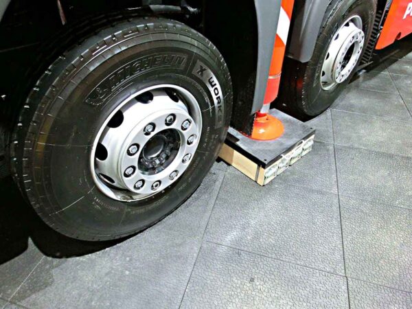 Langlebige & robuste Stützplatten aus Kunststoff als lastverteilende, stoßdämpfende, anti-rutsch Unterlage mit passgenauer Ausfräsung für Stützfüße