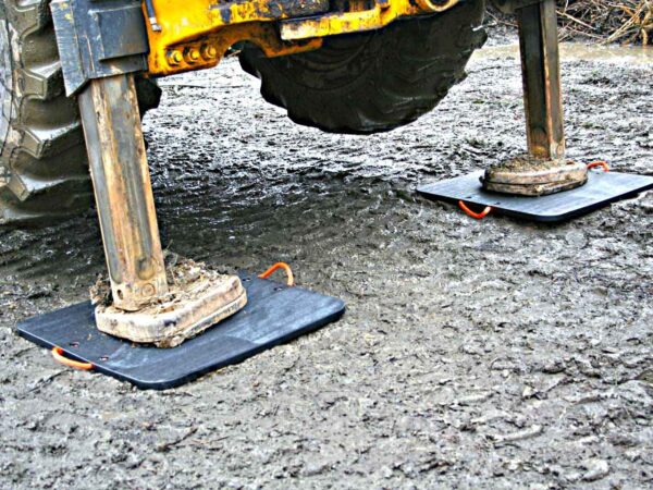 Langlebige & robuste Stützplatten aus Kunststoff als lastverteilende, stoßdämpfende, anti-rutsch Unterlage mit passgenauer Ausfräsung für Stützfüße