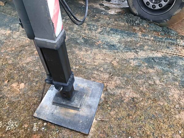 Langlebige & robuste Stützplatten aus Kunststoff als lastverteilende, stoßdämpfende, anti-rutsch Unterlage mit passgenauer Ausfräsung für Stützfüße