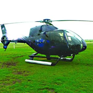 Ein Helikopter steht auf einer Rasenfläche