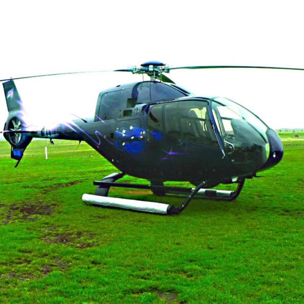 Ein Helikopter steht auf einer Rasenfläche