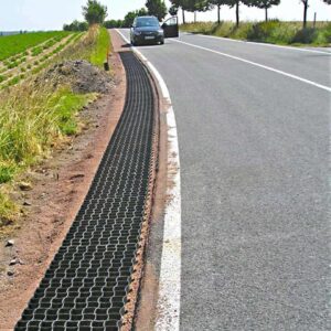 Der Seitenstreifen einer Straße wurde mit dem Bodengitter BG30/BG50 befestigt.