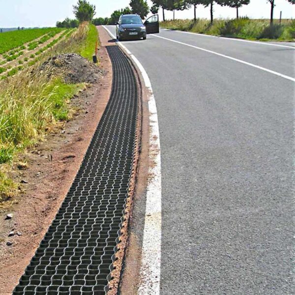 Der Seitenstreifen einer Straße wurde mit dem Bodengitter BG30/BG50 befestigt.