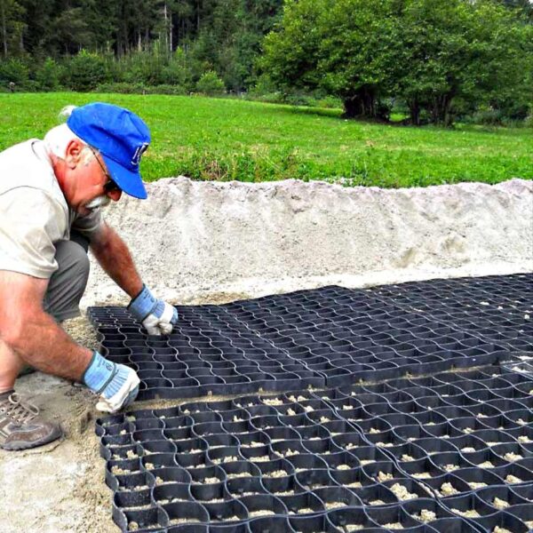 Das Bodengitter BG30/BG50 wird auf Sand verlegt.