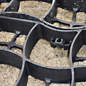 Nahaufnahme des auf Sand verlegten Bodengitters BG30/BG50