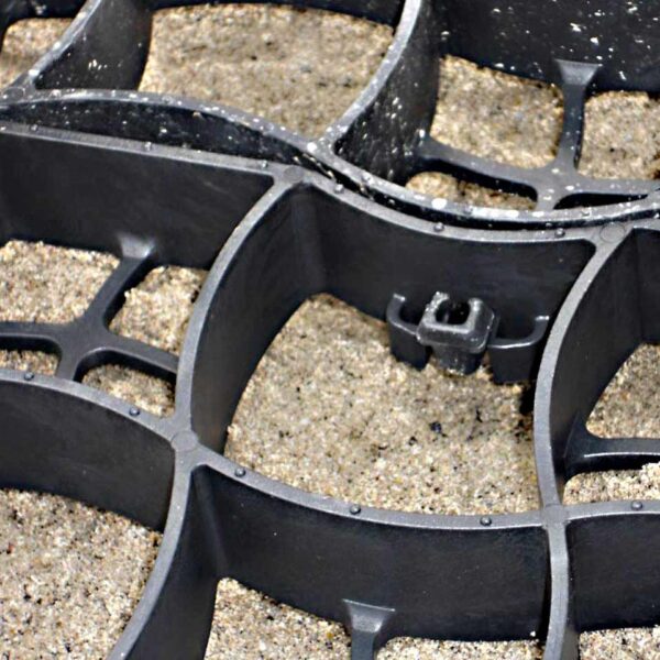 Nahaufnahme des auf Sand verlegten Bodengitters BG30/BG50