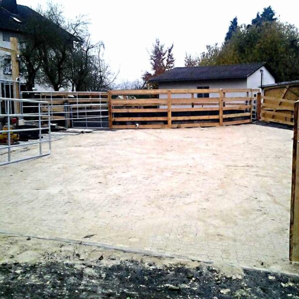 Ein Paddock, in dem der Boden mit Bodengittern befestigt wurde.