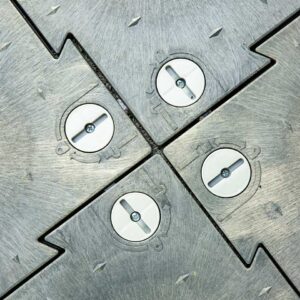 OmniDeck ist ein ultra robustes, schnell zu verlegendes Flächenschutz-System zur vollflächigen Bodenabdeckung für Events, Veranstaltungen und innerstädtischen Baustellen.