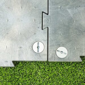 OmniDeck ist ein ultra robustes, schnell zu verlegendes Flächenschutz-System zur vollflächigen Bodenabdeckung für Events, Veranstaltungen und innerstädtischen Baustellen.