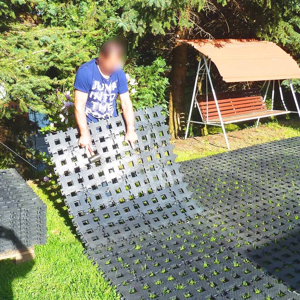 Rasengitterstein RGS35 einfach auf den Rasen legen und schon ist der Rasen befestigt!