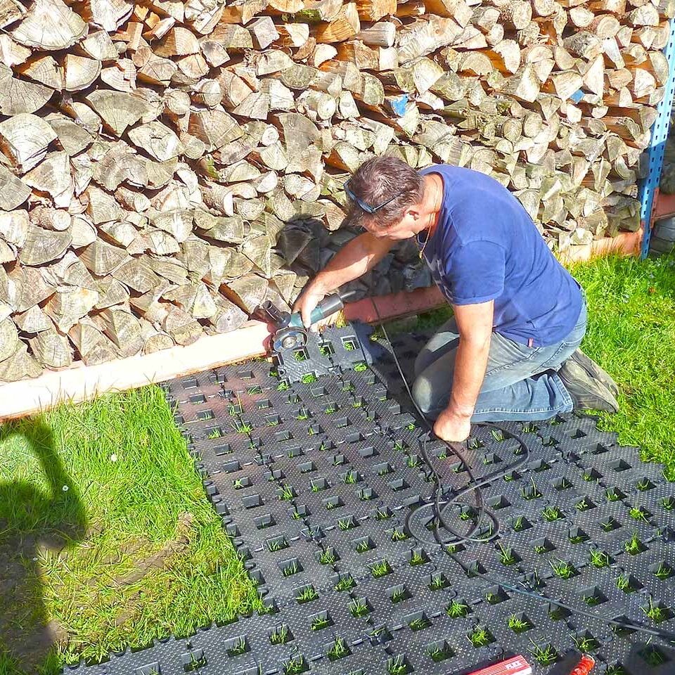 Der Rasengitterstein RGS35 kann einfach mit einem Trennschleifer oder einer Säge zugeschnitten werden.