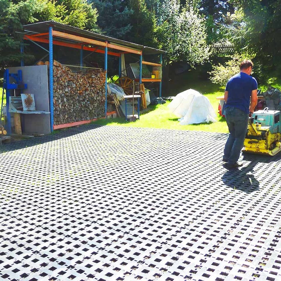 Einfach den Rasengitterstein RGS35 einrütteln und schon ist der Rasen befestigt!