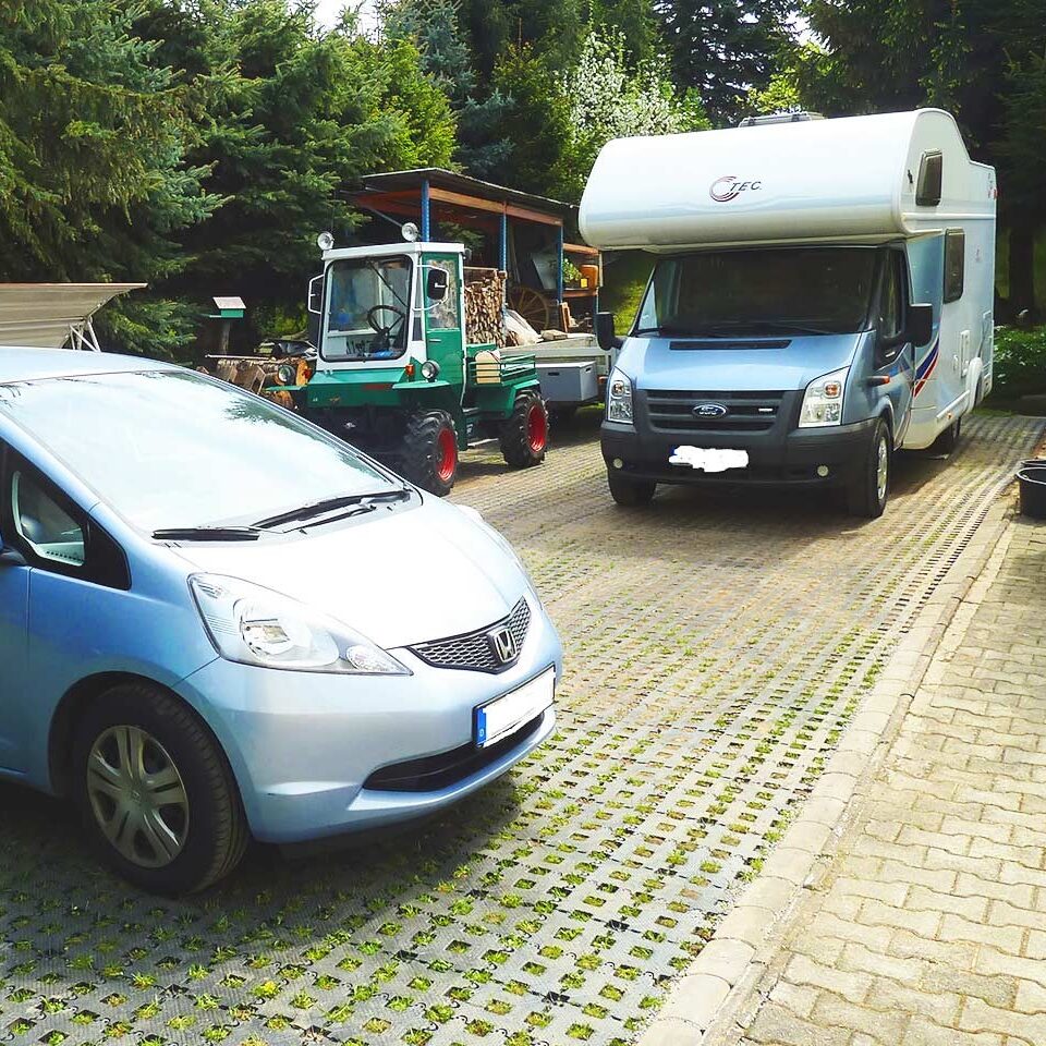 Befestigte Stellplätze auf Rasen für Autos, Wohnmobile und Fahrzeuge aller Art mit dem Rasengitterstein RGS35