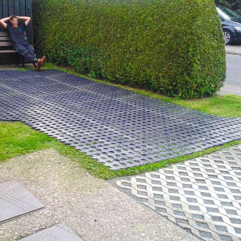 Herstellen eines befestigten PKW-Stellplatzes auf bestehendem Rasen mit dem Rasengitterstein RGS35