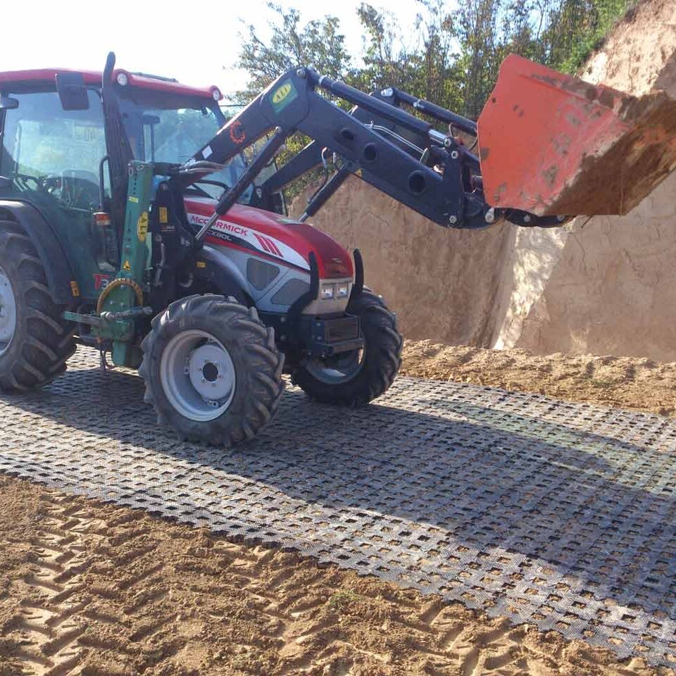 Schnell und einfach Wege für Traktoren und Landmaschinen befestigen mit dem Rasengitterstein RGS35